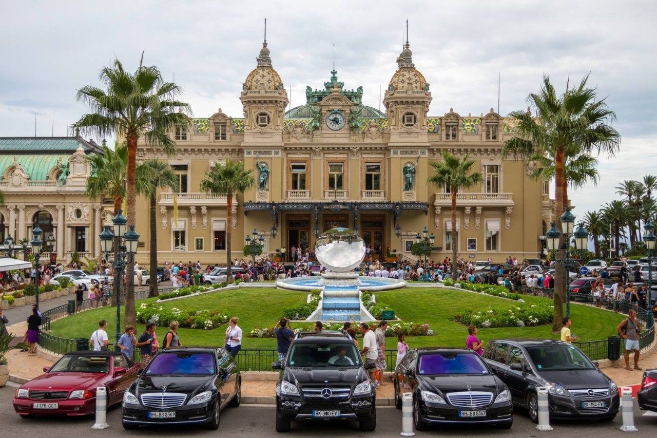 摩纳哥盛大赌博娱乐场在Place的与前面镜子的喷泉的du Casino蒙特卡洛 图库摄影片 - 图片 包括有 镜子, 宫殿: 149945662