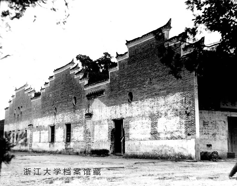 马一浮等教师在泰和浙大图书馆前(1938年5月 泰和上田村遐观楼,趣园