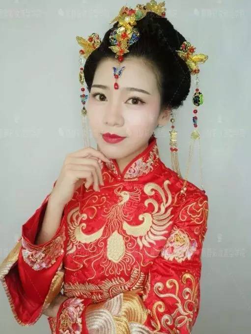 中式婚礼妆容怎么搭_中式婚礼服装和妆容(3)