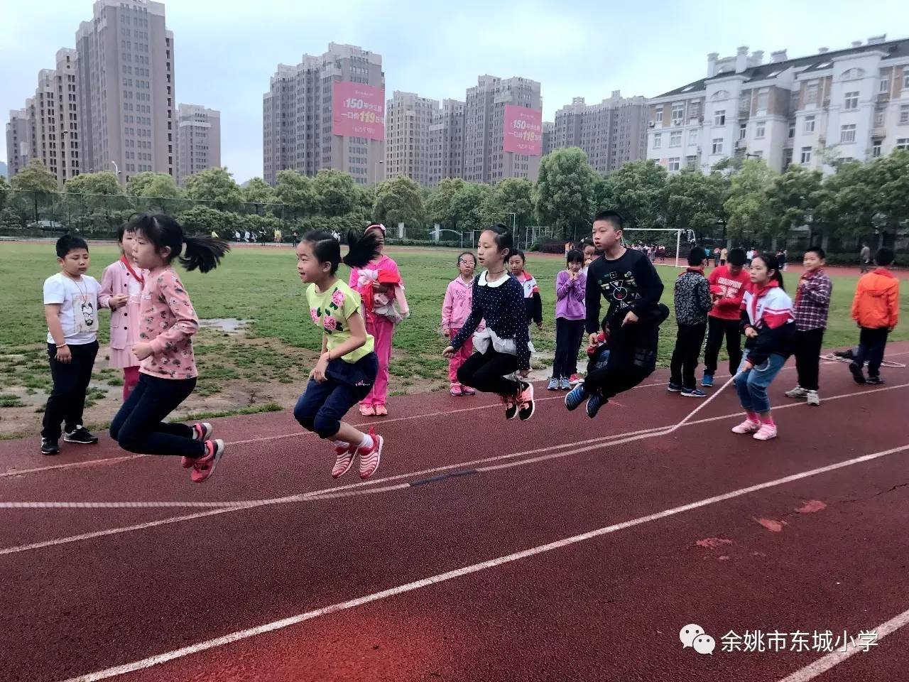 阳光体育魅力东城记东城小学学生跳长绳比赛