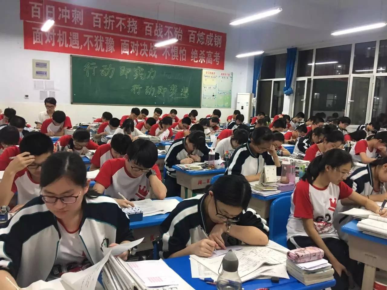 其它 正文  走进衡水中学教室,每个班级都会张贴激励的口号和师生的