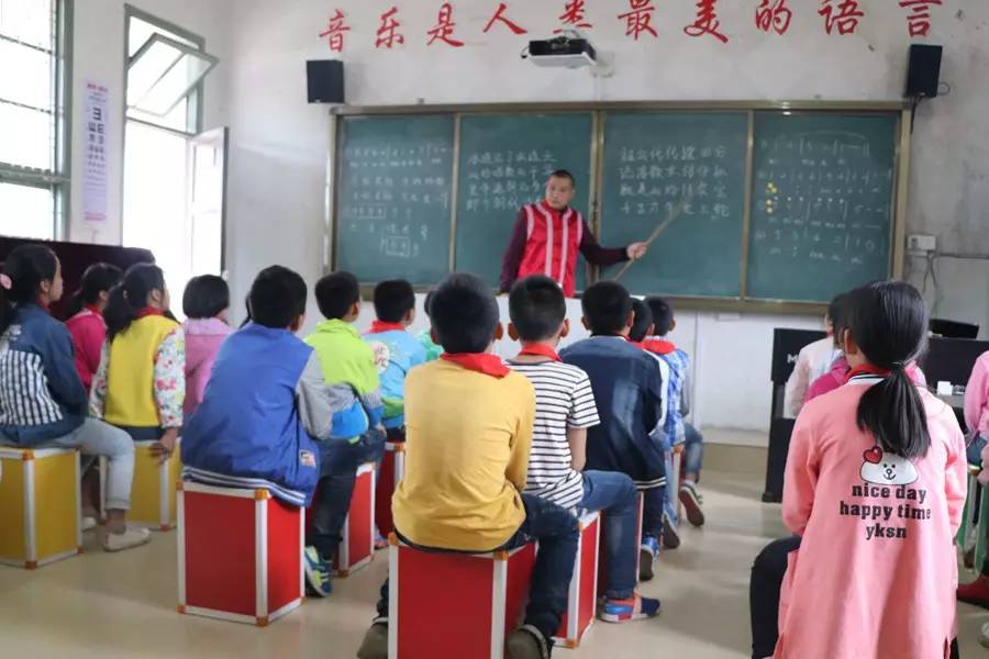 雷建银老师往黑板上写歌词时,同学们就已忍不住轻声念出来,随口哼起来