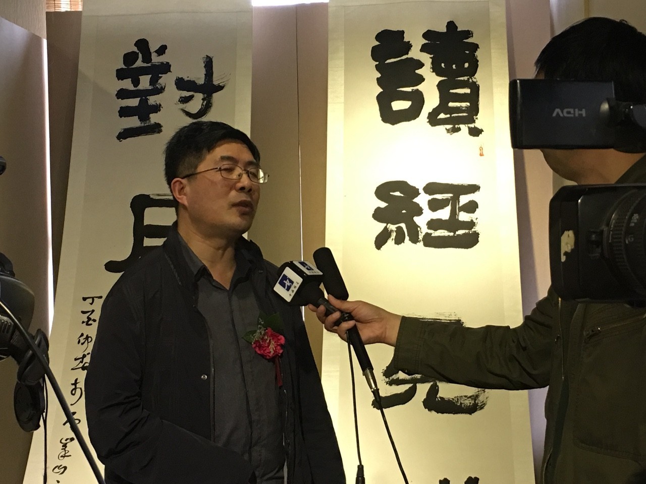 家协会会员西泠印社社员洪亮胡峰松,王茜为参展艺术家宋涛鲜花任建山