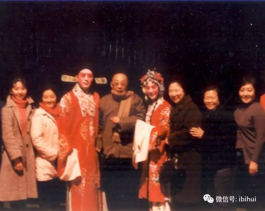 铁铮先生与与刘长瑜演完了《太白醉写》,在舞台上与俞振飞,李蔷华等人