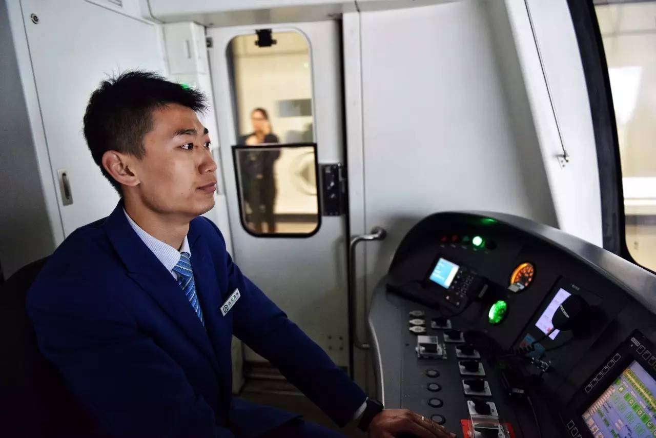 地铁英雄榜 |“红飘带司机”是怎样炼成的 ——青岛地铁电客车司机宋丰凯实录