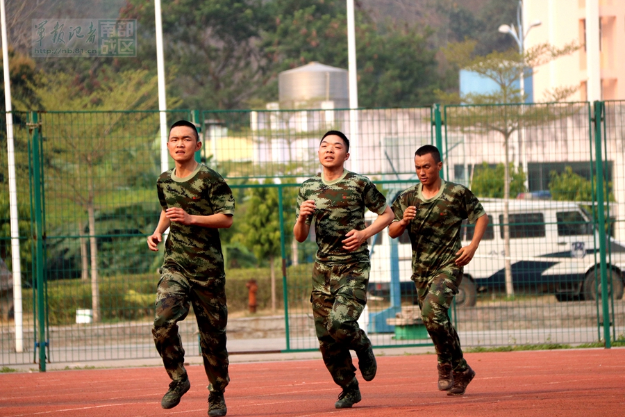 武警云南边防总队红河州支队上等兵张豪身中数枪,仍与歹徒殊死搏斗