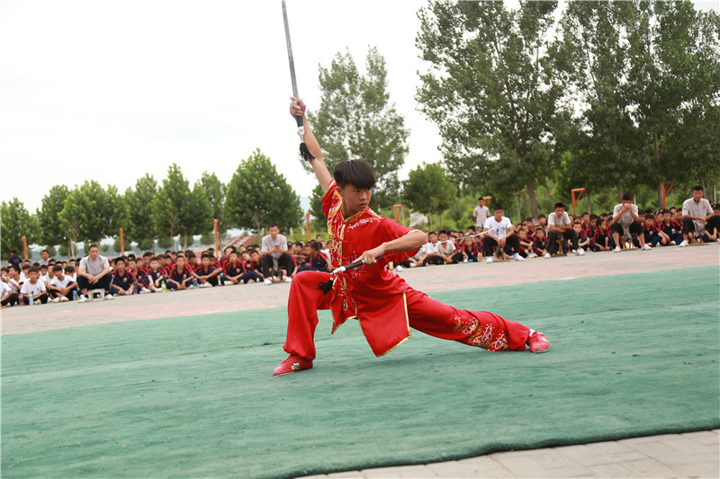 而且,嵩山少林武术学校开设文武课程,同时授课,让学员全方位发展.