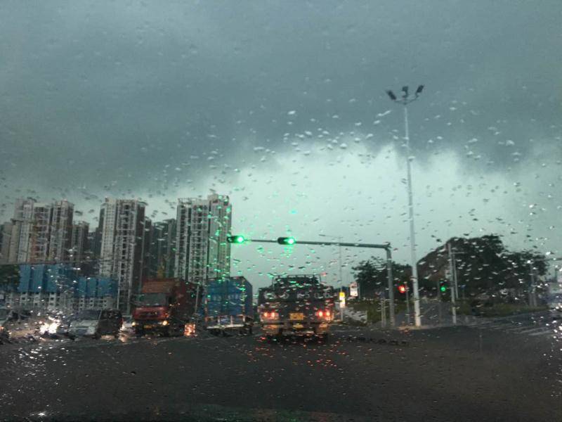 深圳9级大风暴雨突袭!深圳白天瞬间变黑夜!这两天出行