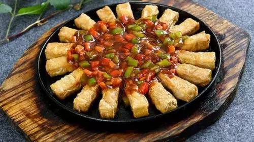 黄山毛豆腐:毛豆腐是徽州地区(今安徽省黄山市一带)的汉族传统名菜,看