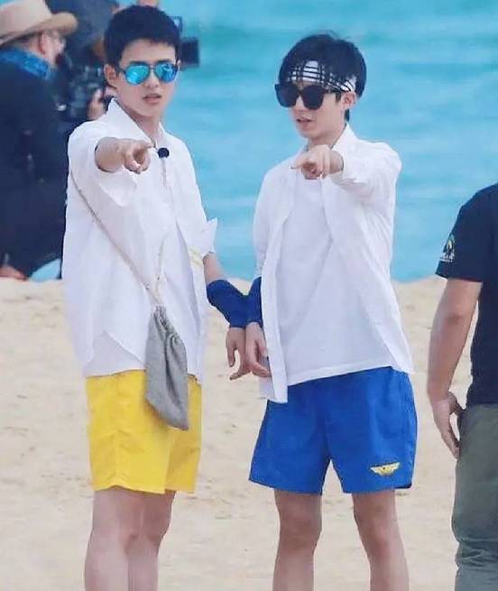 王俊凯和刘昊然蓝黄短裤搭配,瞬间变成海尔兄弟!