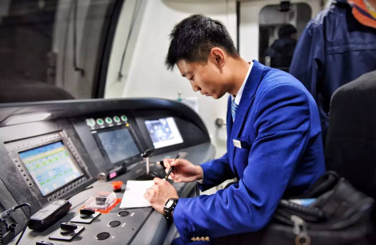 模拟客舱服务，职业行为训练——旅游管理学院空中乘务专业开展首次模拟客舱实训