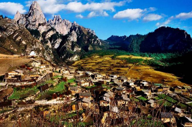 扎尕那位于甘南州迭部县益哇乡,是隐藏在崇山峻岭中的一个藏族村落.