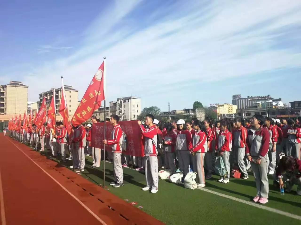 遂川中学举行首届学生远足活动,上千名学生参加!