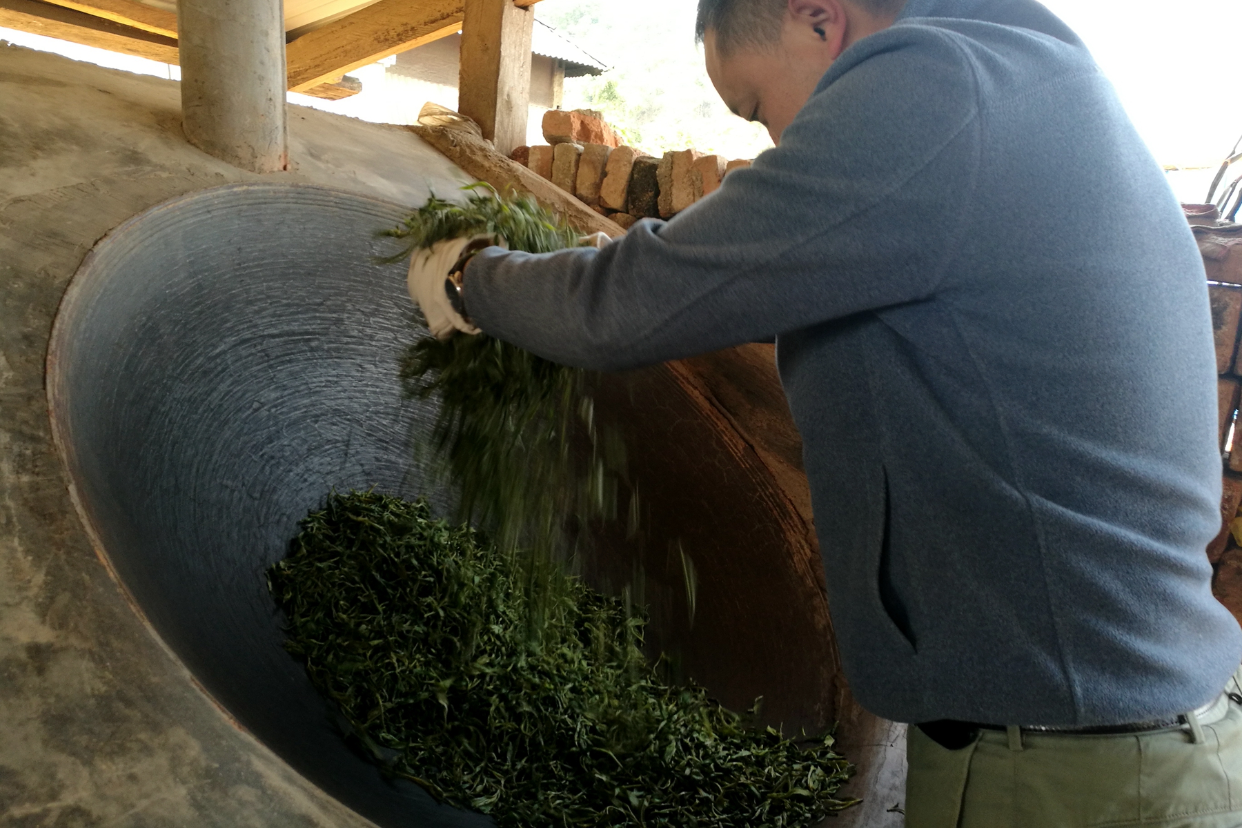 普洱茶工艺之手工铁锅杀青(炒茶)