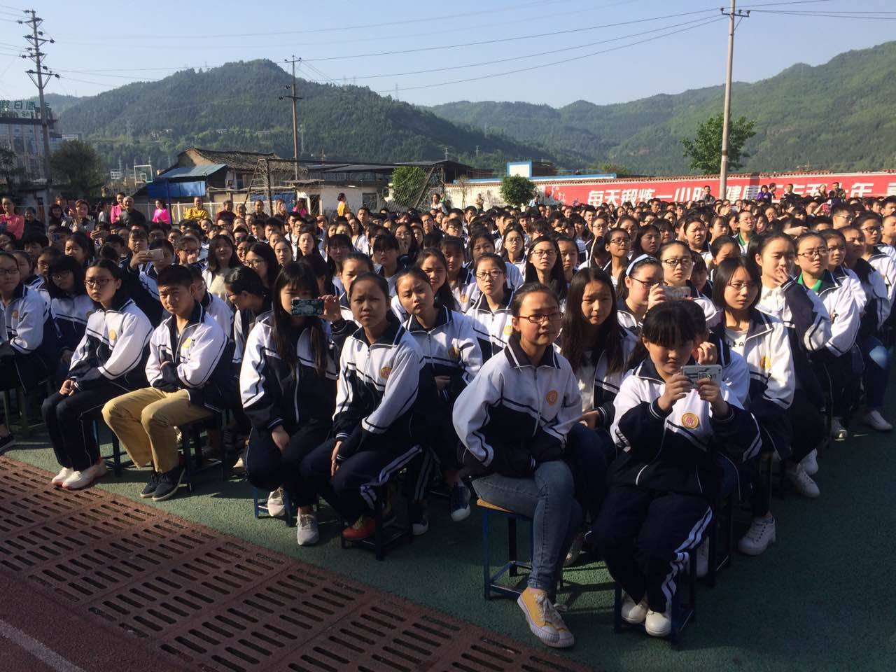 并 授牌于县实验中学图书室 为通江县图书馆分馆 鼓掌~ ↓↓↓ 相信