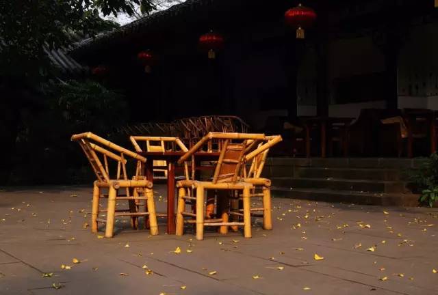 一把扇子,一张竹椅,就构成了客家人夏天傍晚乘凉的悠闲画面. 竹箩