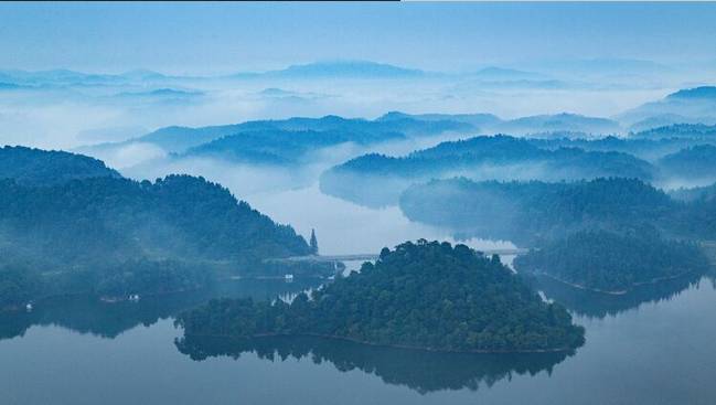 比如环湖游览九龙湾度假村,凤凰湾度假村以及钤阳湖景区,同样会有很好