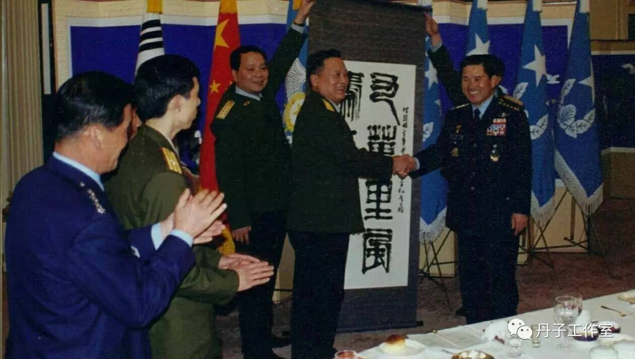 图片说明:2001年,空军司令员刘顺尧上将出访时向外军上将赠送揭晓篆书