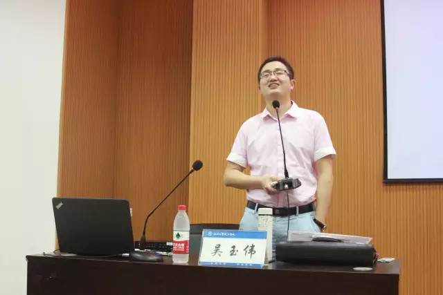 会议伊始,吴玉伟以"大学生自主创业"高学历人才卖肉夹馍"等事例生动