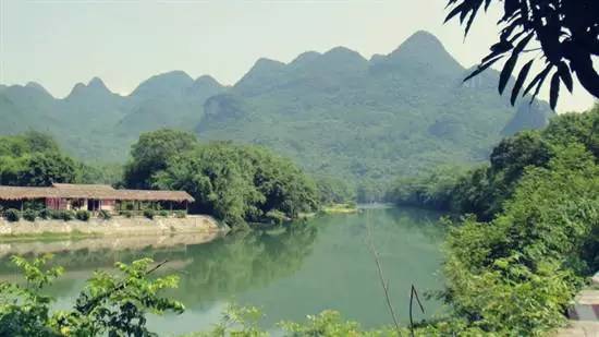 阳山鱼水旅游风景区位于阳山县城南约10公里处,因其与漓江山水有异曲