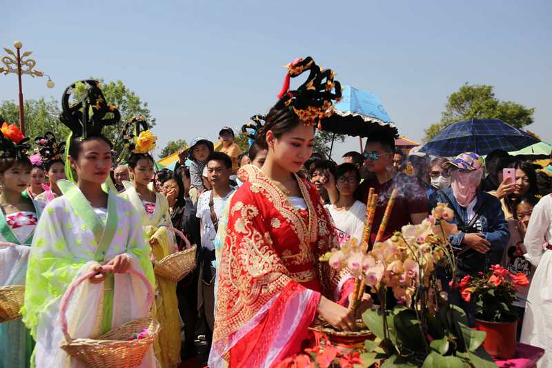 花朝节美女穿古装拜花神求青春常驻貌美如花