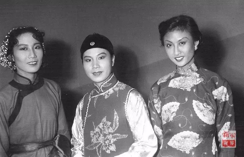 越剧《双看相》的主要演员徐玉兰(中),袁雪芬(左)与黄宗英合影(1949