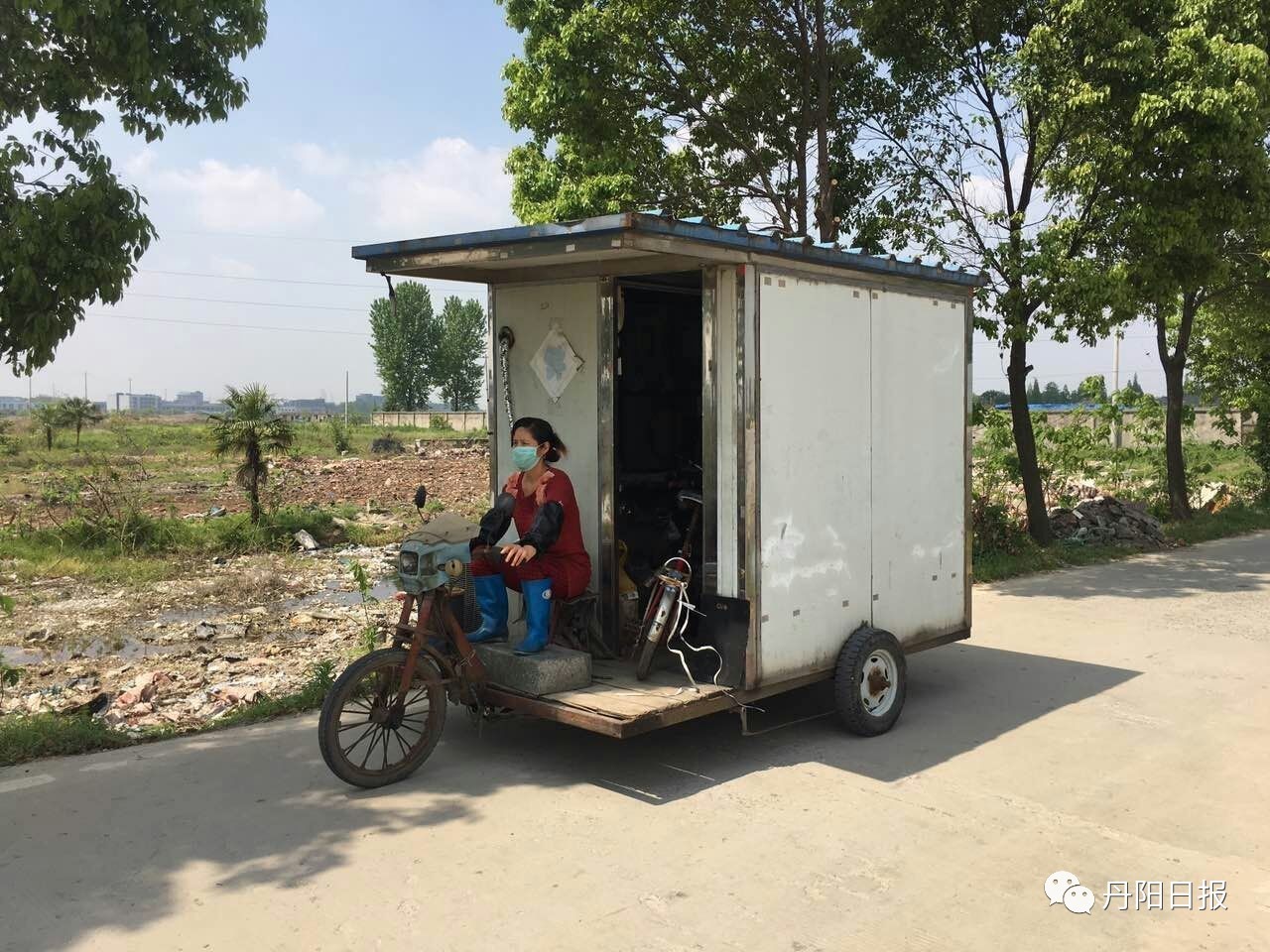 通过打开着的门,记者看到"房车"内放着一辆自行车以及一些杂物等.