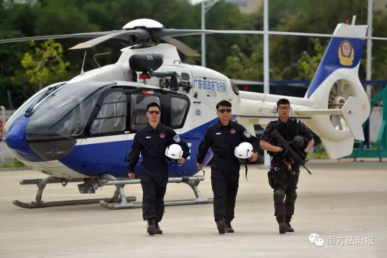 索降下来的特警与地面特警组合攻坚队形特警队员从空中索降后迅速集结