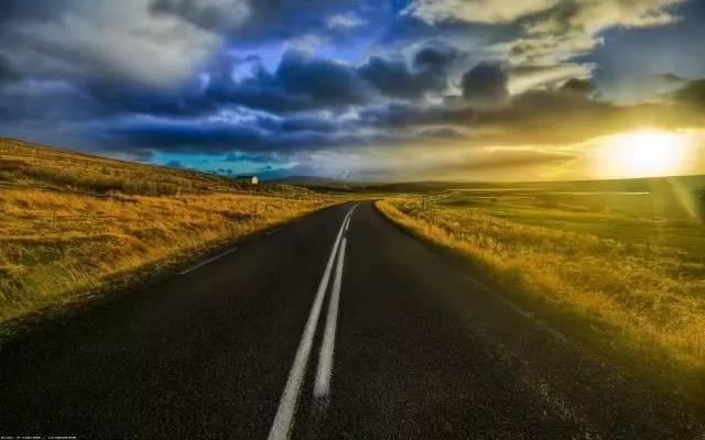 人生就好似一直在路上,前方的路我们谁也看不清,但有路就会一直走下去