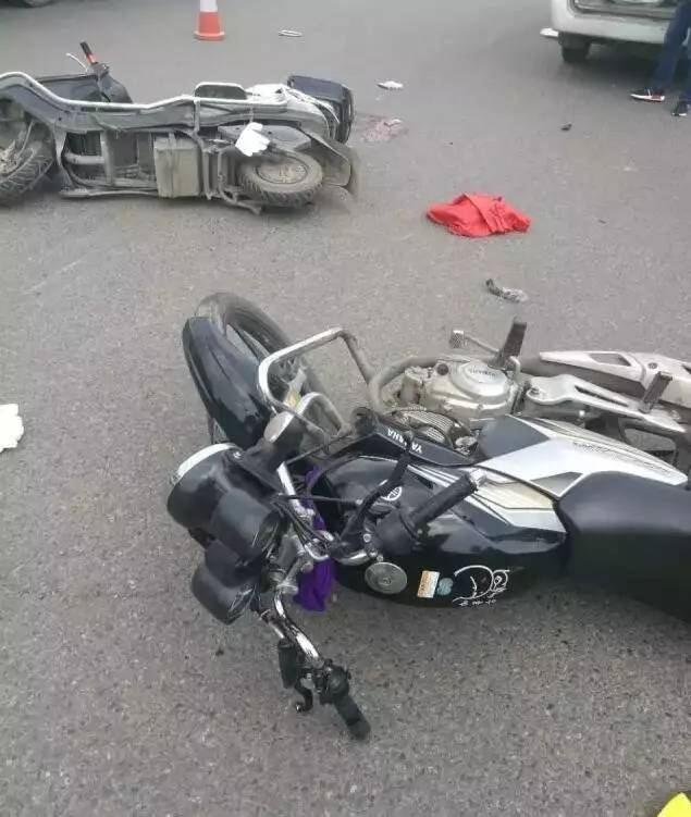 岷江二桥头摩托车与电瓶车相撞 两车主受伤被送往医院!