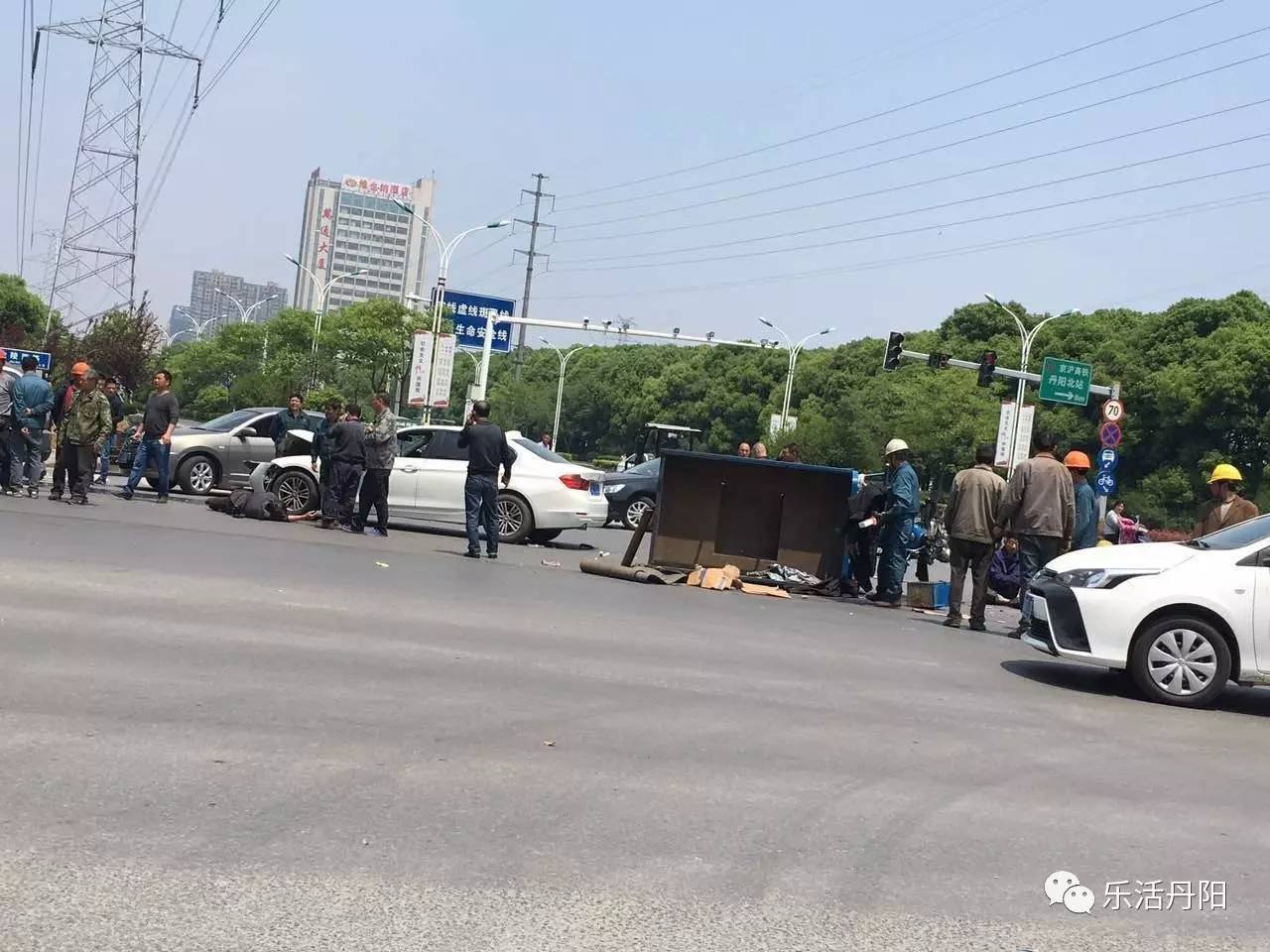 丹阳一男子公交站台忽然倒地!又一起车祸发生,宝马车竟然撞成这样!