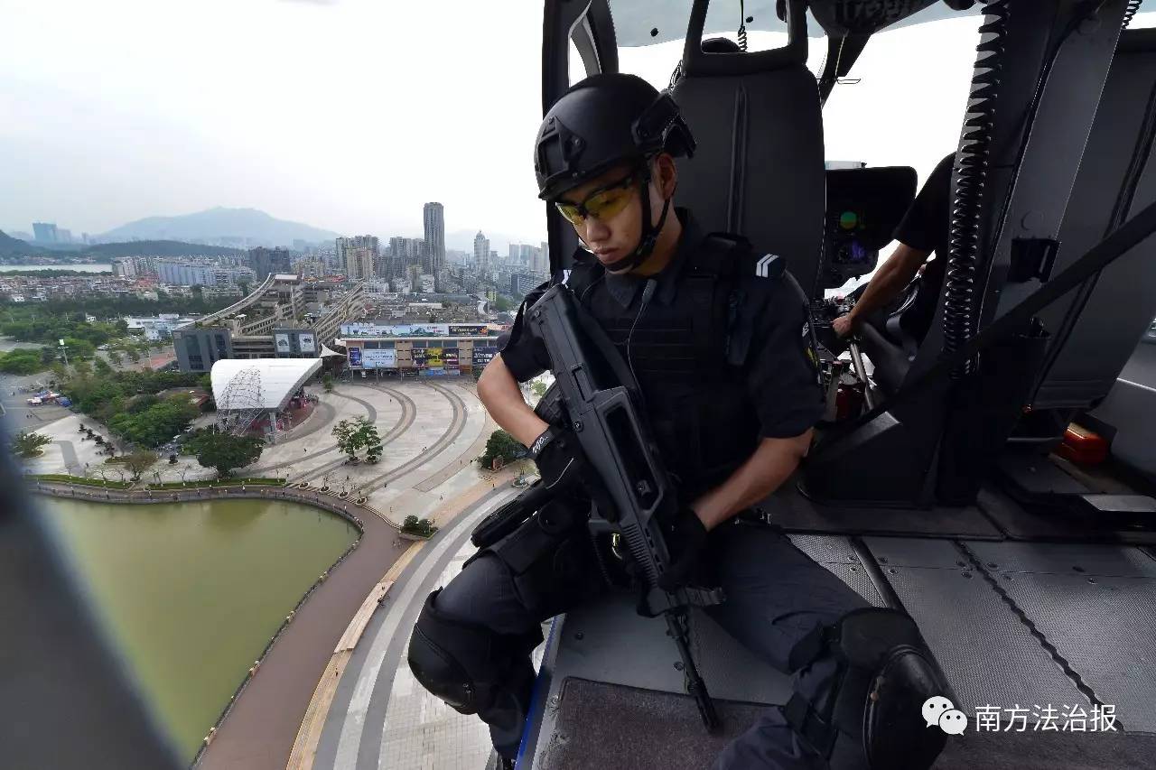 肇庆特警荷枪实弹在直升机上武装巡逻