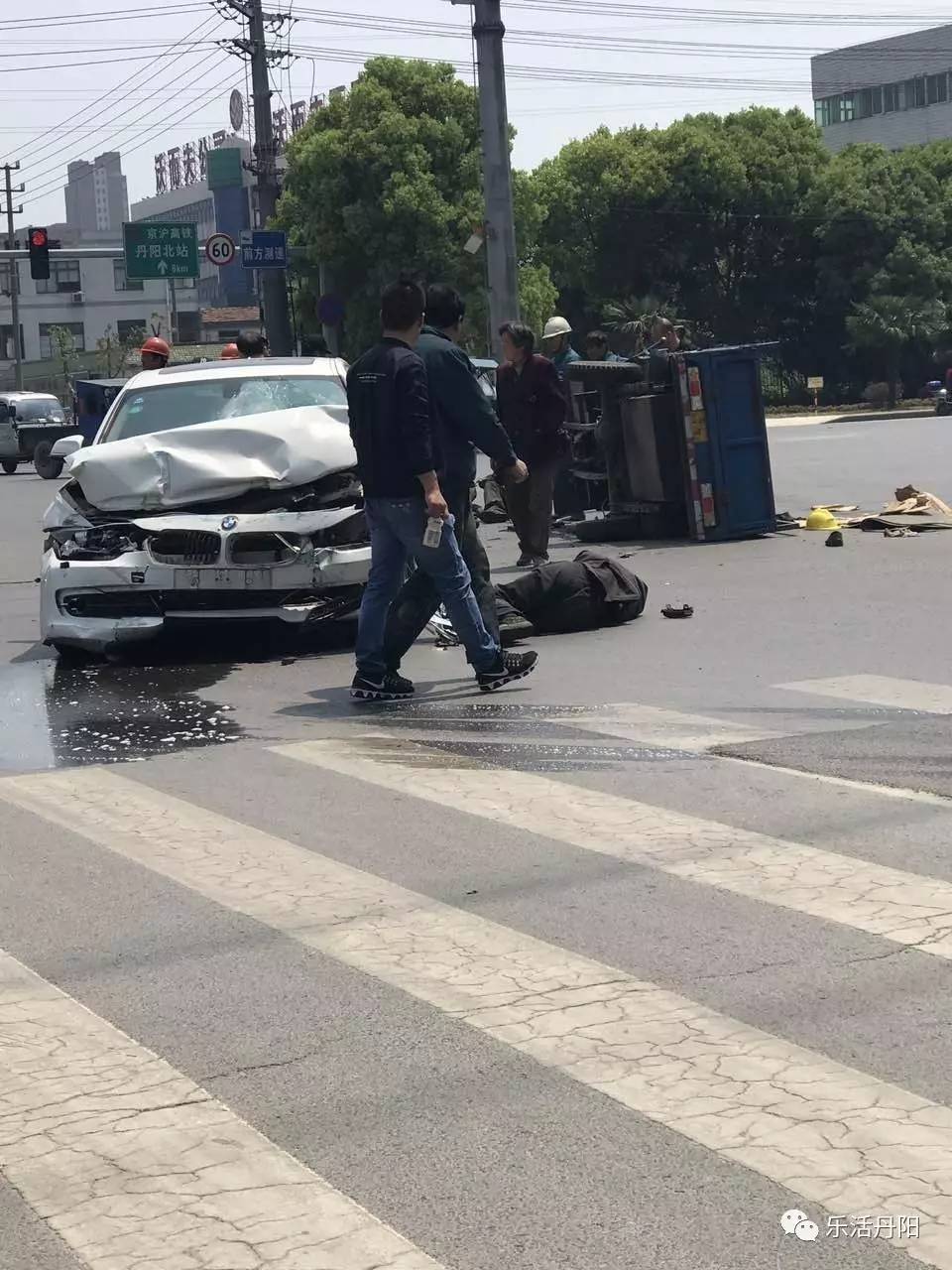 丹阳一男子公交站台忽然倒地!又一起车祸发生,宝马车