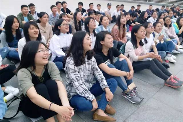 食品学院团总支副书记郭腾鑫,食品学院组织部副部长冯靓和16级食本一