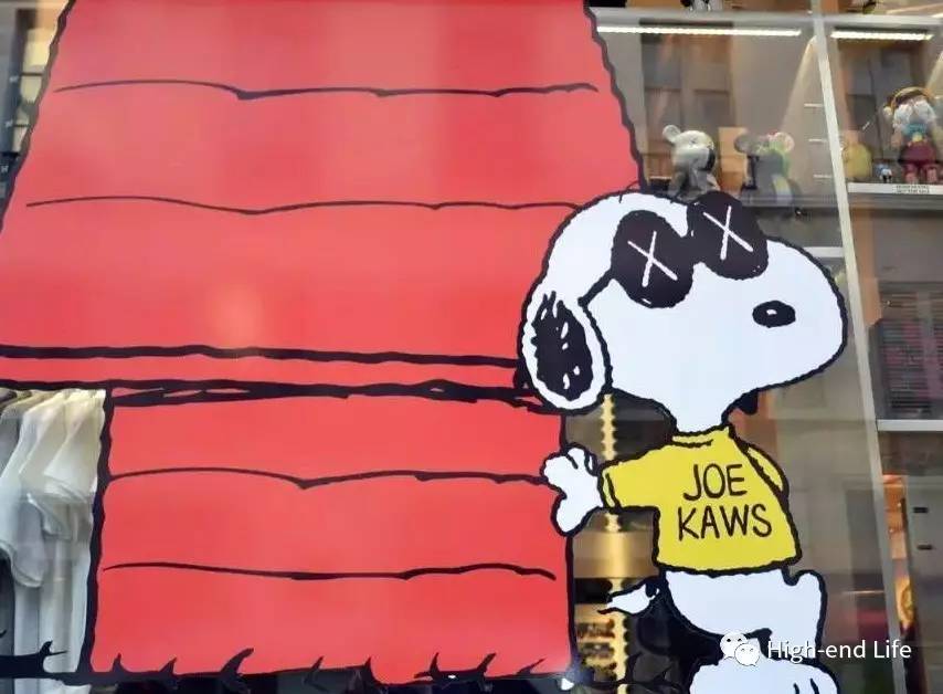 在这次kaws×peanuts ut系列新品中,上面两件t恤的灵感来自于史努比靠