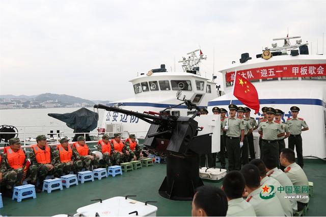 武警广东边防汕头支队在甲板上办歌会 军歌嘹亮