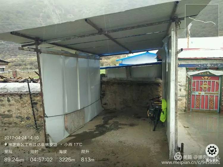 刚到村里的一家藏民门口搭建的简易车库前,狂风暴雨就下来了,马上进去