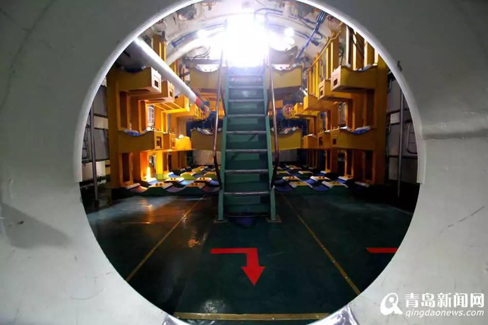 在海军博物馆的"长征一号"核潜艇在每个舱门两侧都有一个圆形的小牌