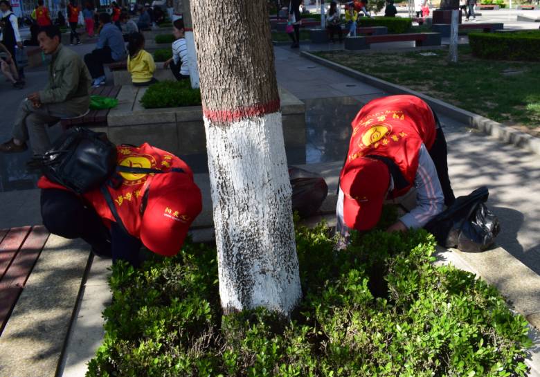 "世界地球日 随手捡垃圾"阳泉义工客串环卫工