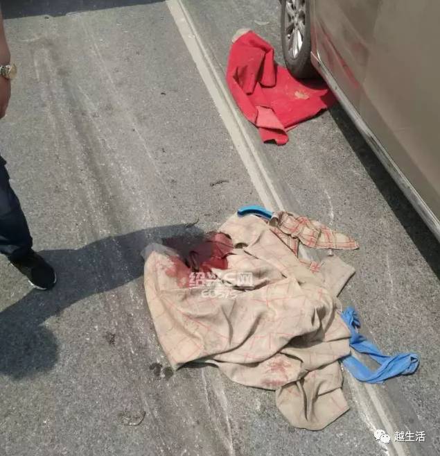 城事|绍兴老太太骑电动车横穿马路撞上自卸车还被拖了50米,一只腿没了