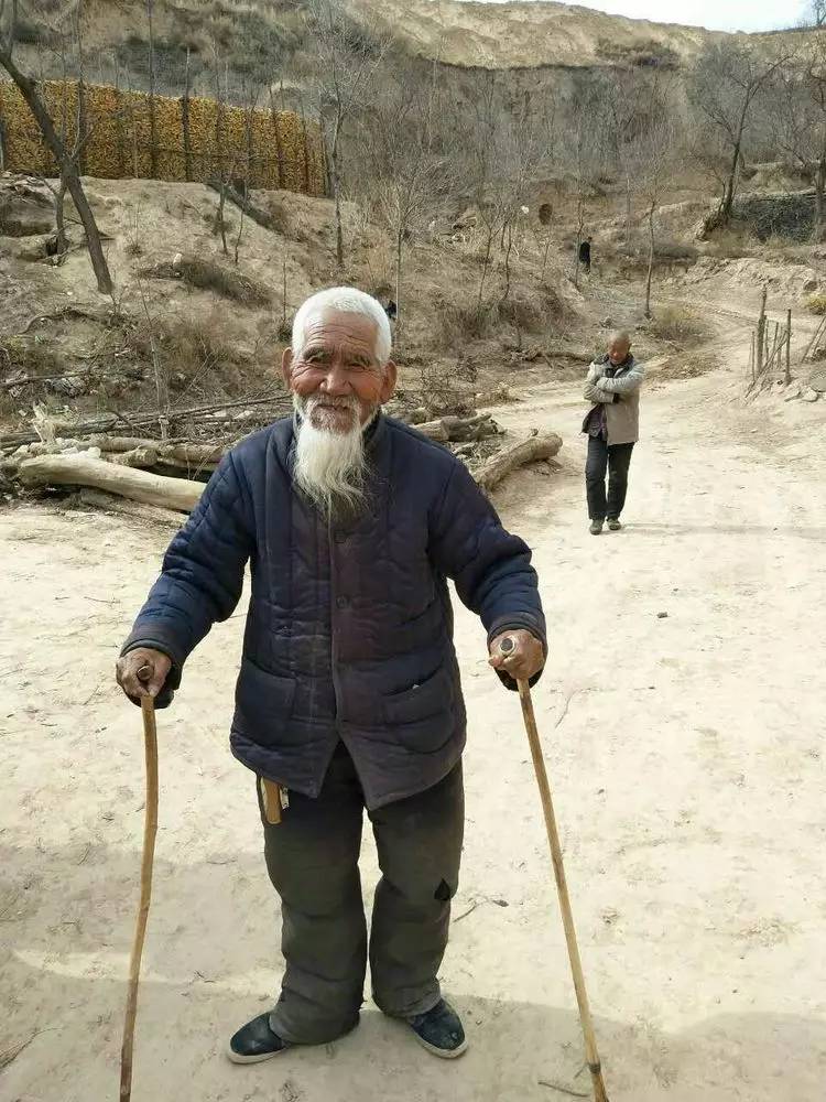 步行艰难的铿锵老人,村里的年龄最长