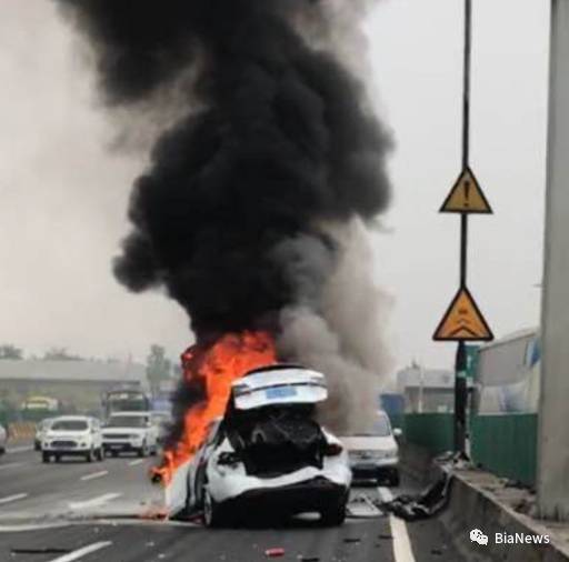 2017年2月19日上午广州发生全球首起特斯拉model x交通事故爆炸起火