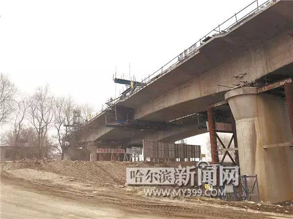 不久前,新建哈佳铁路哈尔滨特大桥跨民主堤连续梁主跨合龙,为新建