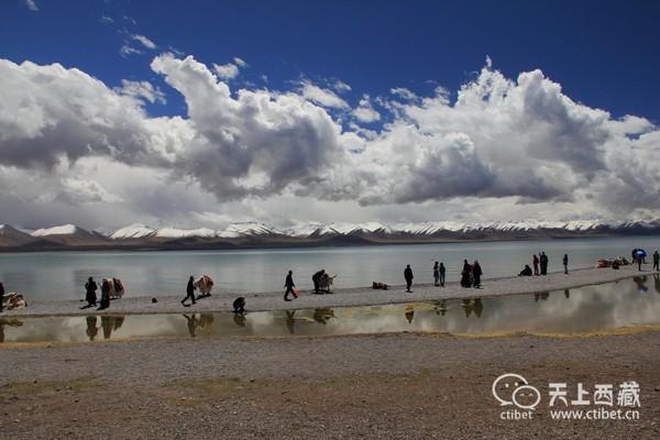 在西藏,他是面积第二大的湖泊