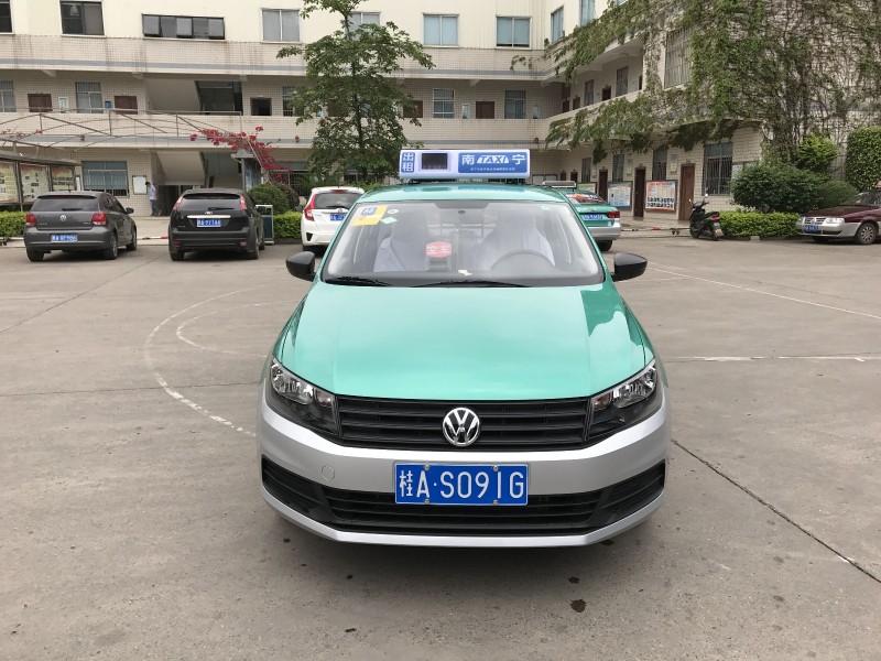 南宁市创新启用新式出租车智能顶灯及相应