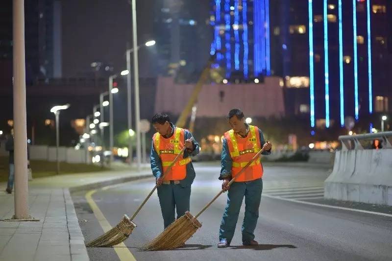 有着我们这些"城市美容师"辛勤的汗水!