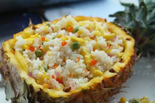 同样,菠萝饭作为傣家特有的食物之一已经风靡到全国了,把带皮的菠萝