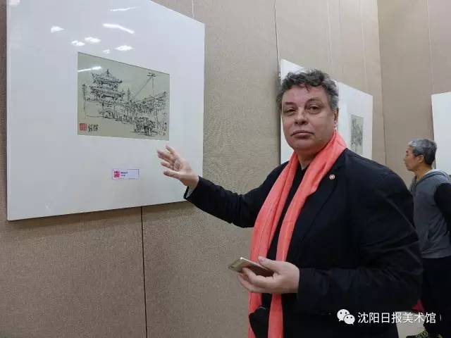 吕洪臣的好友俄罗斯著名油画家图卢诺夫专程赶来观展