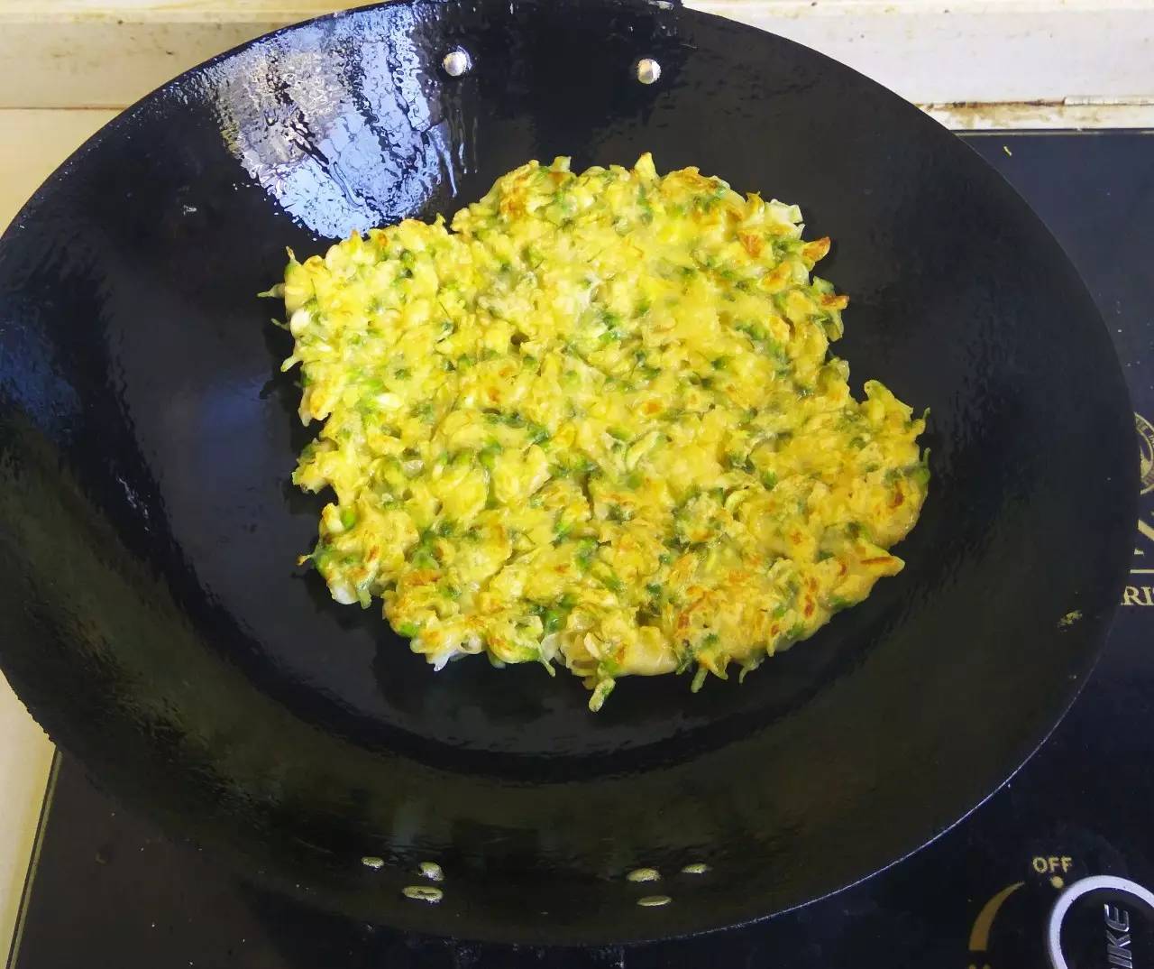 又是一年槐花香,来点槐花做的美食,煎槐花饼饭