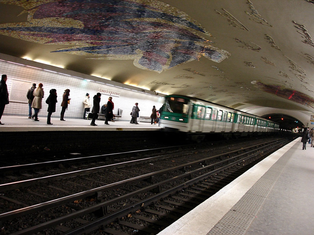 法中新闻:巴黎十大最美地铁站：爱转角遇见了谁？